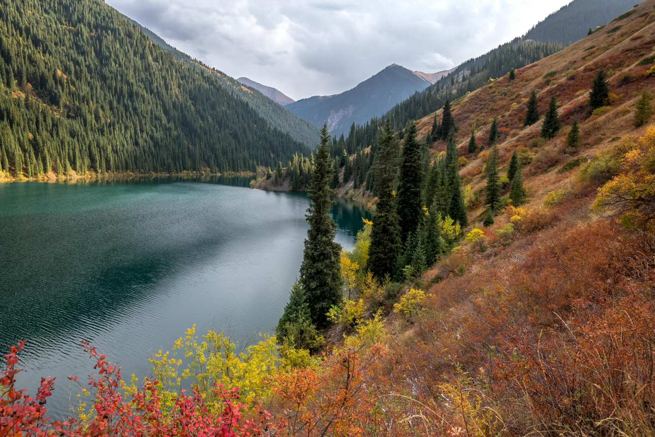 Озеро входящее. Kolsay Lakes. Озеро Шаглытениз. Ямантау Казахстан. Кольские озера Казахстан.